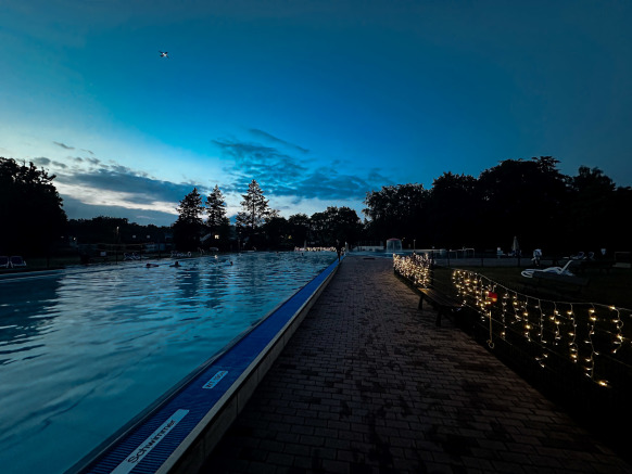Bürgerinfo Nr. 179 Bild 2 Mondscheinschwimmen im Quickborner Kult-Freibad_ Exklusives Badeerlebnis bis 23 Uhr